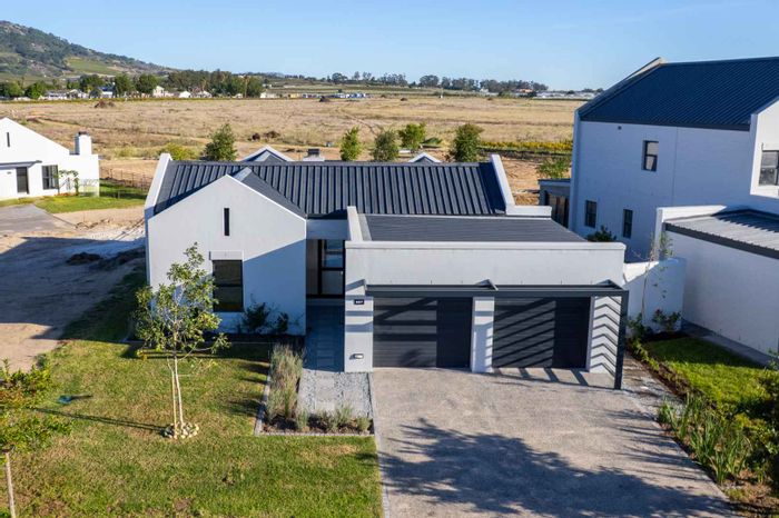Paarl North House For Sale: 3 Bedrooms, outdoor living, security, and amenities.