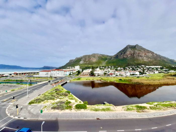 Property #2142565, Apartment pending sale in Muizenberg