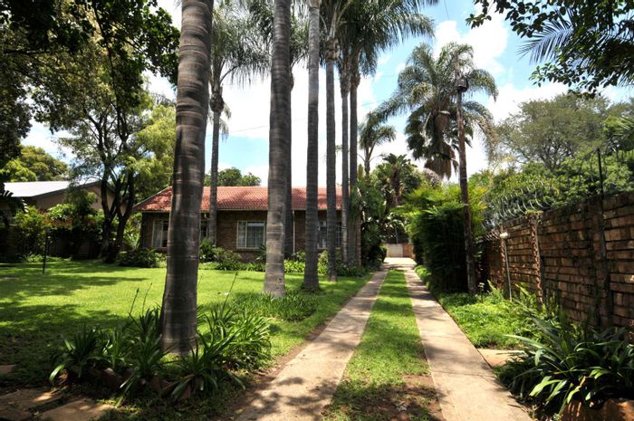 For Sale: Meyerspark House with pool, study, double garage, and solar system.
