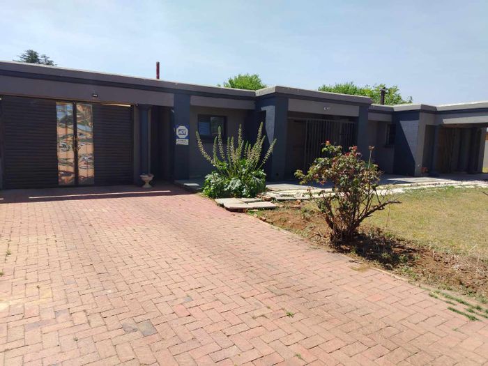 Wright Park House For Sale: 3 bedrooms, double garage, versatile outdoor space.