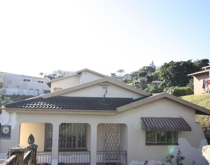 House in Avoca To Rent: Two bedrooms, kitchen, study nook, balcony, security.