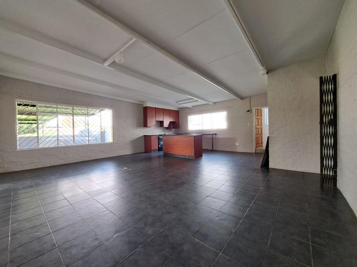 Kempton Park AH Small Holding To Rent: 3 Bedrooms, 2 Bathrooms, Pets Allowed.