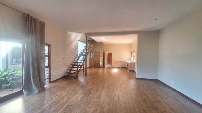 Cottage To Rent in Weltevreden Park: 2 Bedrooms, balcony, parking, solar geyser.