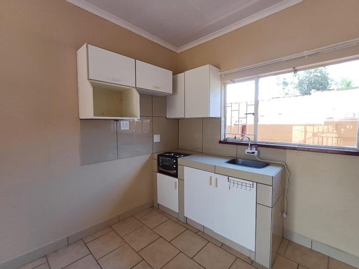 Cottage To Rent in Maraisburg: Secure, spacious studio with prepaid utilities and washing machine space.