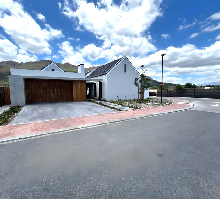 House To Rent in Paarl West: 3 beds, pool, braai area, secure estate living.