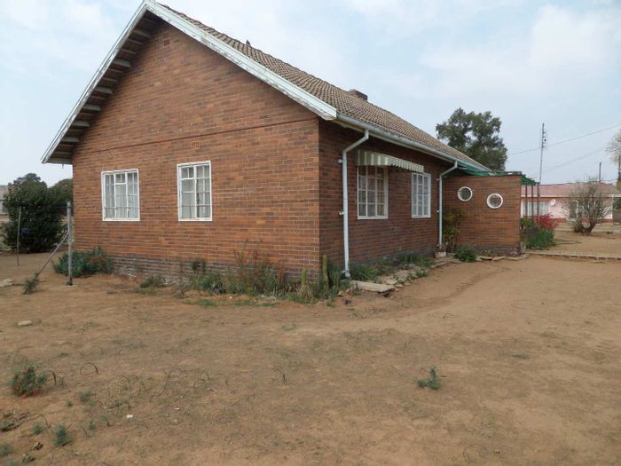 For Sale: 3-bedroom house in Venterstad Central with garage and open parking.