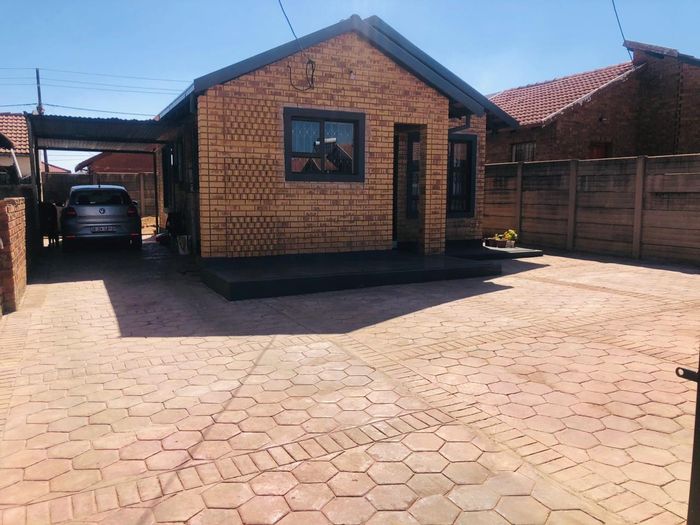 Family-friendly 2-bedroom house for sale in Soshanguve Ext near schools and amenities.