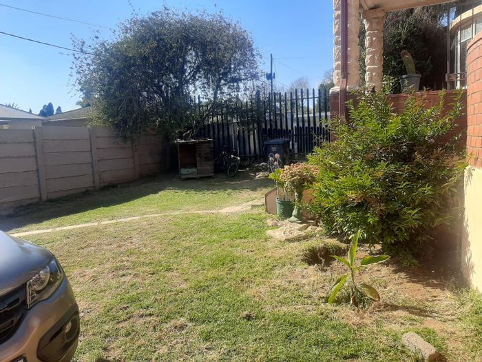 For Sale: 4-Bedroom House with Cottage, Yard, and Secure Parking in Haddon.