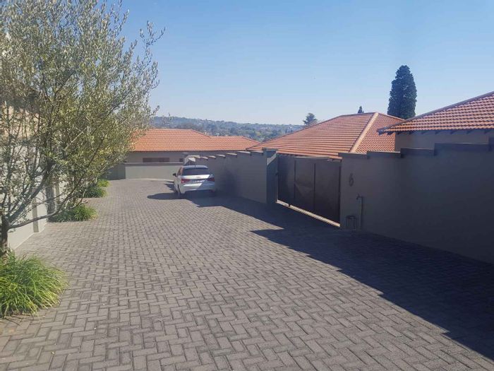 Rivonia Cluster To Rent: Spacious home, garden views, guest bath, pet-friendly.