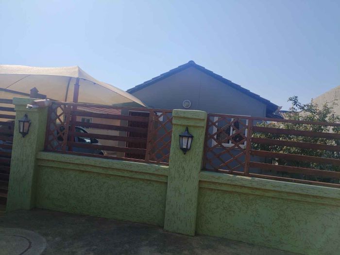 To Rent: House in Mahube Valley with outside room, prepaid electricity, and parking.
