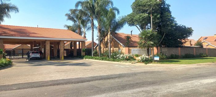 Bonaero Park Cluster For Sale: 3 Bedrooms, secure garden, near shopping center.