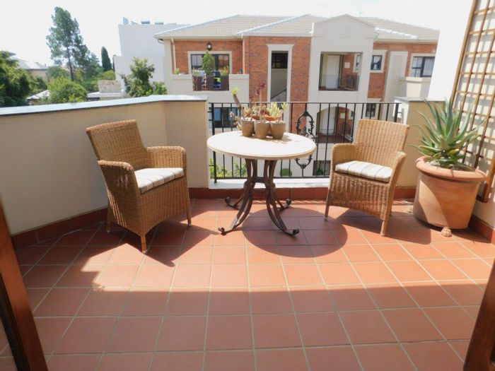 Bryanston Apartment To Rent: 2 beds, pool, security, parking, close to amenities.