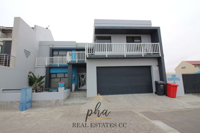 Coastal Home in Long Beach: Sea Views, Dual Living Space, Ideal for Rental!