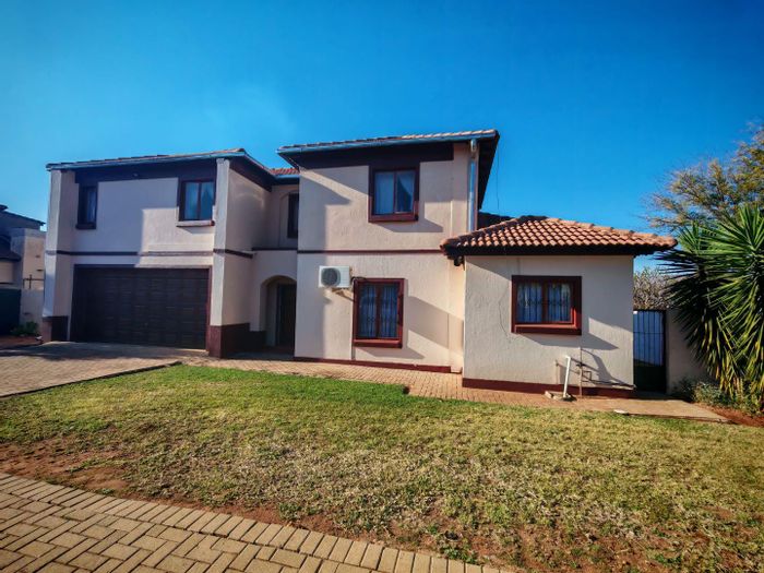 House for Sale in Burgersfort Central: 3 bedrooms, secure complex, spacious garden.