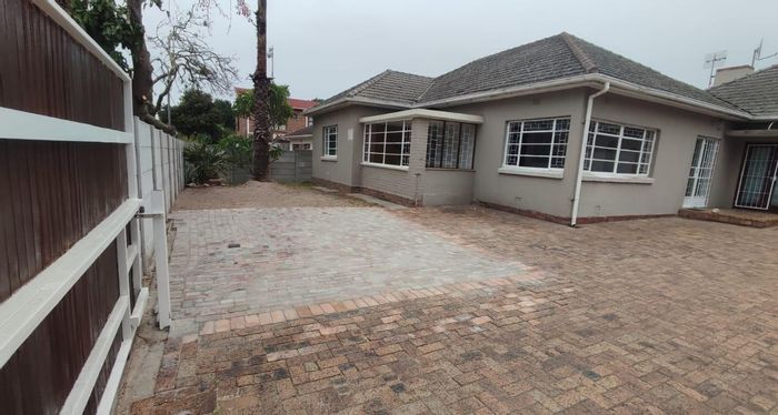 Boston House To Rent: 3 Bedrooms, Open Plan Living, Shared Garden Cottage.