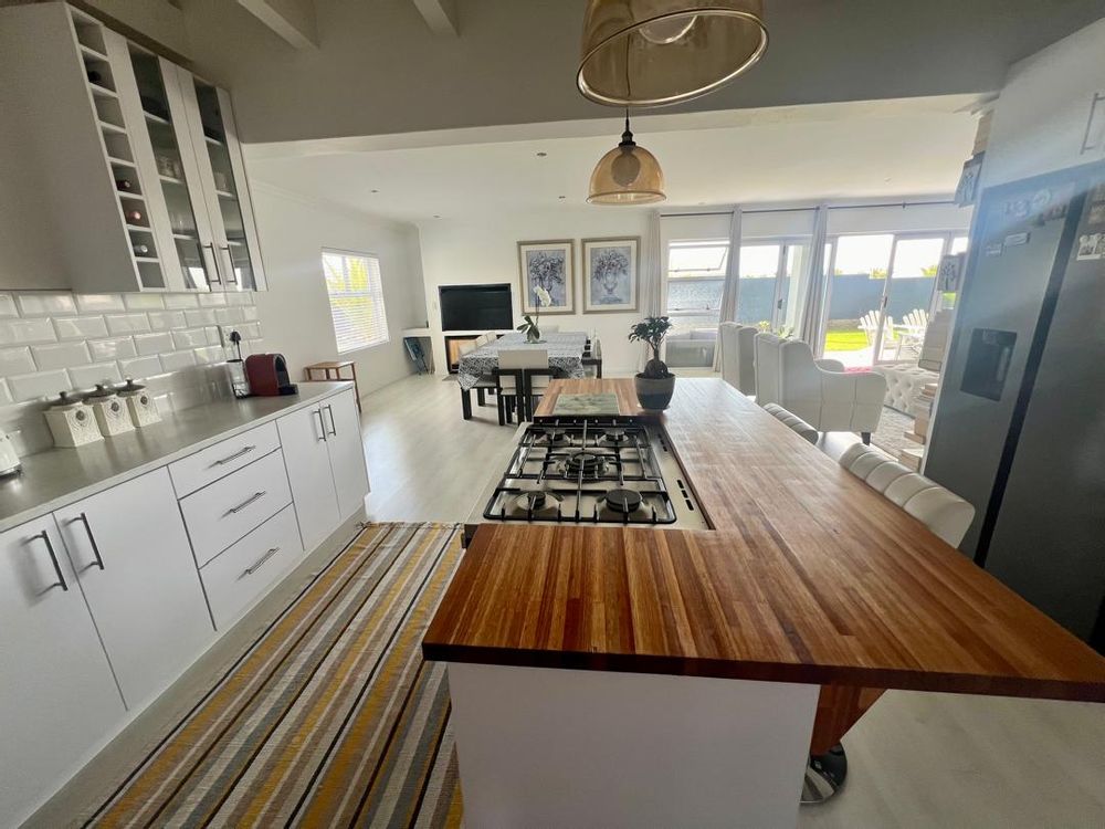 Open-plan Kitchen and dining room as seen from the kitchen