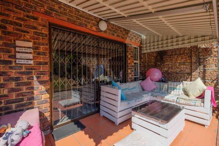 Property #2403958, Townhouse For Sale in Kelvin