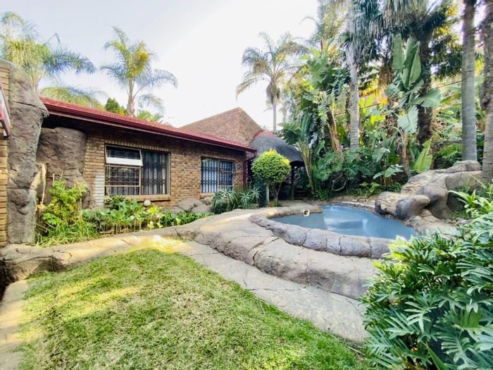 5-bedroom house to rent in Moreleta Park with pool, study, and entertainment areas.