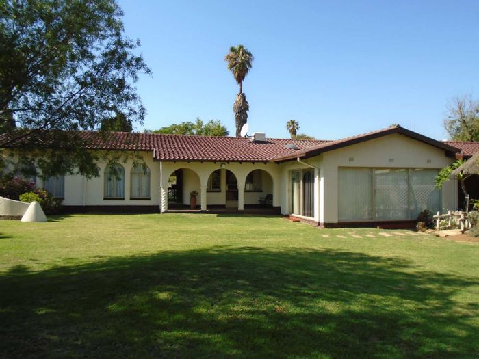 House for Sale in Freeway Park: Pool, bar room, lapa, double garage.