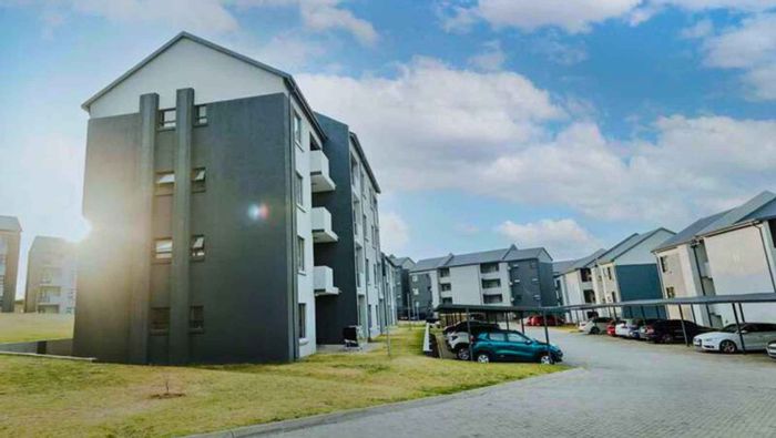 For Sale: 2-Bedroom Apartment in Glen Austin with Pool, Clubhouse, and Secure Access.