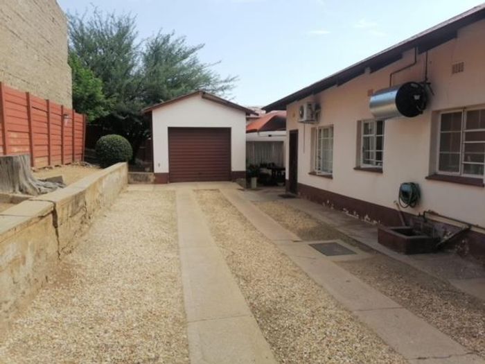 Property #2106285, House pending sale in Windhoek West