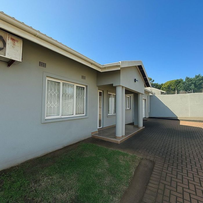 Broadway House For Sale: 3 Bedrooms, large garden, double garage, expansion potential.