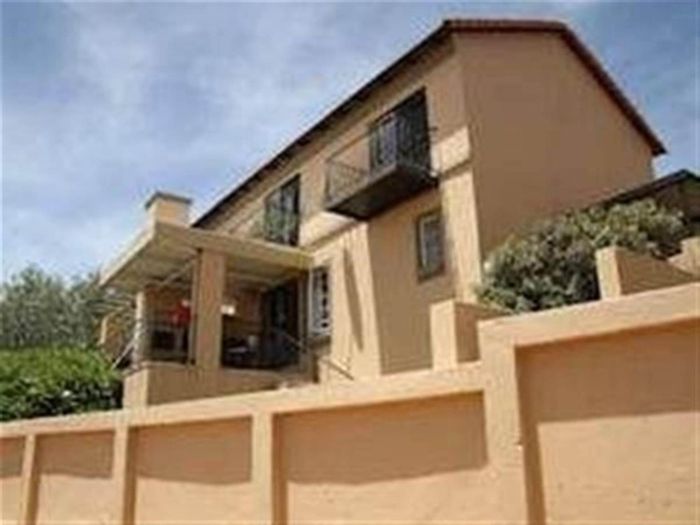 La Montagne Townhouse To Rent: 2 Bedrooms, private garden, garage, 24h security.