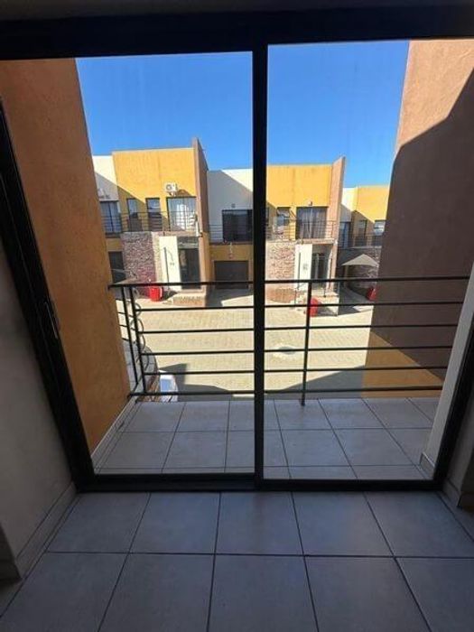 Rocky Crest Townhouse For Sale: 3 bedrooms, backyard BBQ, single garage, security features.