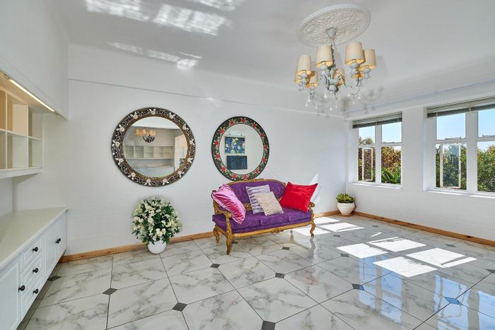 Killarney Apartment For Sale: Top floor, 2 beds, garage, 24-hour security.