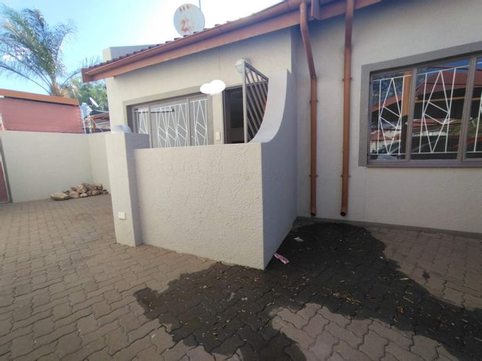 Townhouse To Rent in Pioniers Park Ext 1: 2 Bedrooms, Courtyard, Prepaid Electricity.