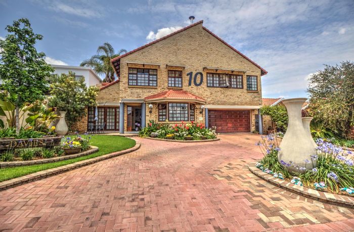 Glen Marais House For Sale: 3 beds, double garage, solar panels, secure estate.