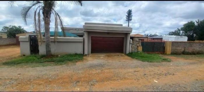 Klippoortje House For Sale: 3 Bedrooms, 2 Lounges, Outdoor Gazebo, 4 Garages.