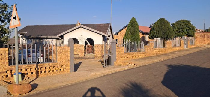 For Sale: House in Soshanguve Ext with 3 bedrooms, large yard, and ample parking.