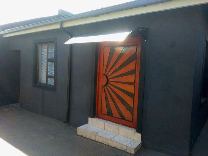 Eersterust House For Sale: 2 beds, granny flat, open living, secure yard.