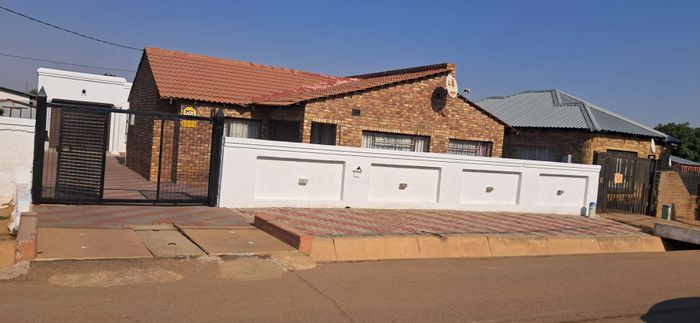 House For Sale in Soshanguve Ext: 3 bedrooms, spacious living, paved yard, garage.