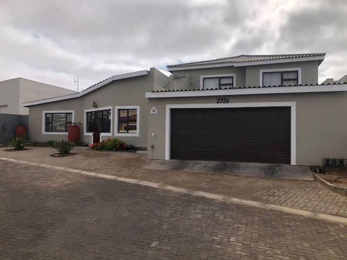 House For Sale in Sunbay: 5 bedrooms, indoor braai, double garage, versatile flatlet.