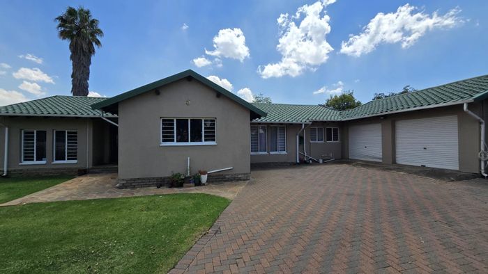 For Sale: 4-Bedroom House in Verwoerdpark with Pool, Lapa, and Double Garage.