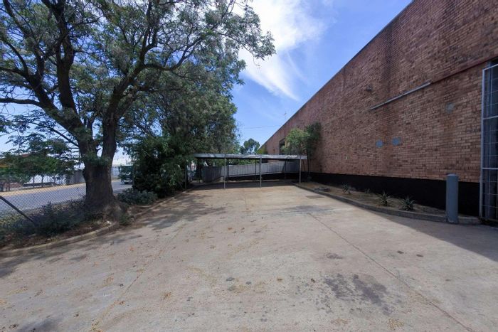 Industrial space to rent in Malmesbury Central with 2470m² floor area and security.