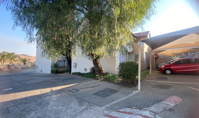 For Sale: Linmeyer Apartment with 2 Bedrooms, Pool, and Covered Parking.