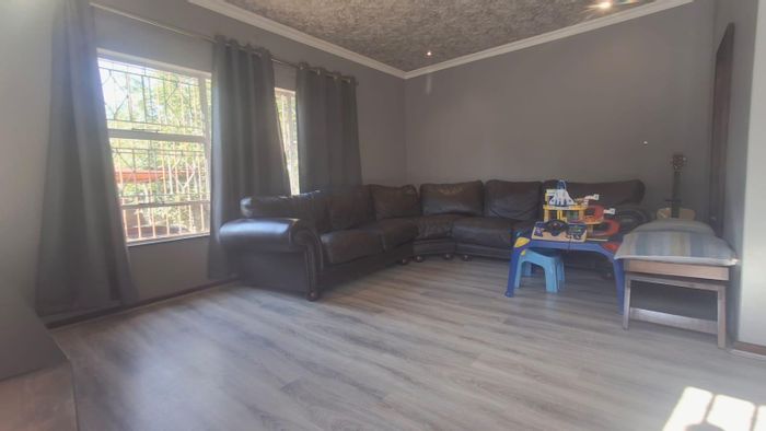 Gosforth Park House For Sale: 3 beds, bar, solar panels, ample parking.