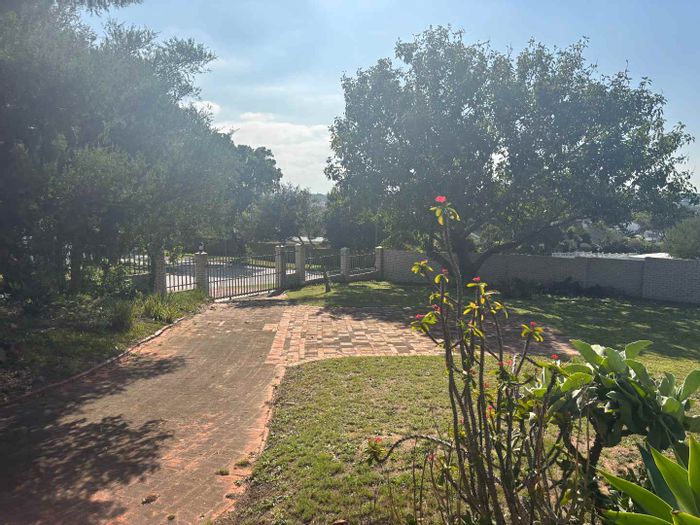 4-Bedroom House in Mangold Park To Rent with Garden, Double Garage, and Study.
