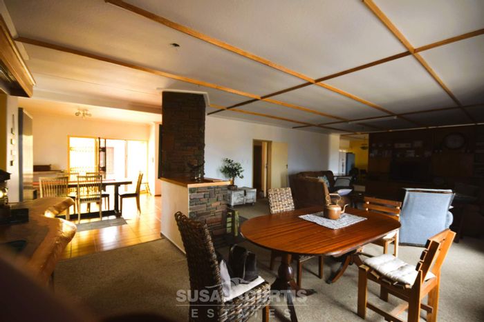 Vineta House For Sale: 3 bedrooms, 4 garages, flat, entertainment room, large kitchen.