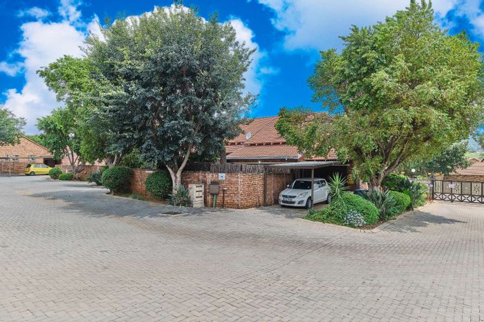 Allens Nek Townhouse For Sale: 2 beds, ensuites, gardens, study, secure parking.