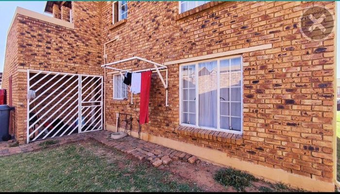 Chloorkop Apartment For Sale: 2 Bedrooms, garage, near amenities and transport.