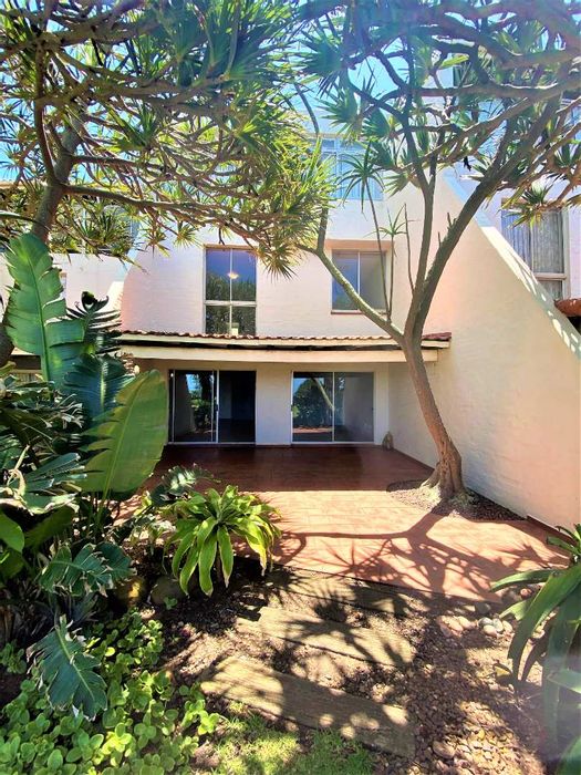 Umhlanga Central Townhouse To Rent: Beach access, pools, tennis courts, and air conditioning.