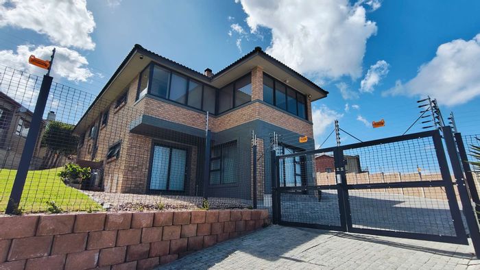 Island View House For Sale: 5 beds, flatlet, sea views, secure parking.