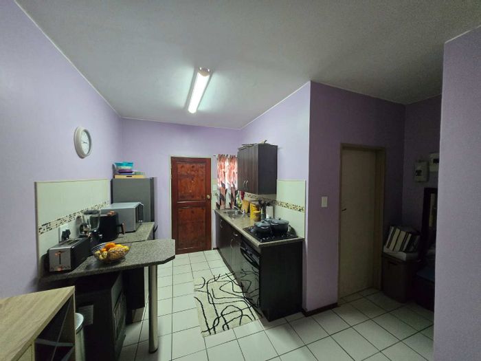 1-Bedroom Apartment To Rent in Richmond with balcony and open parking.