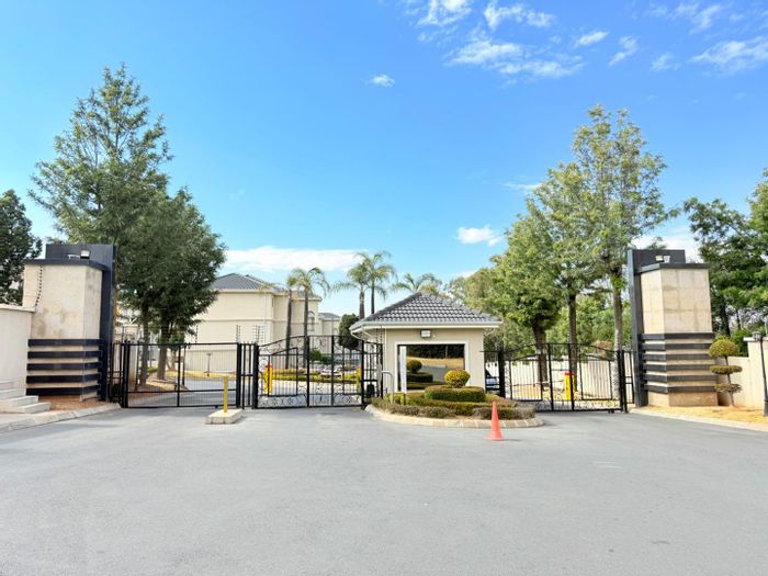 For Sale: 3-Bedroom Apartment in Carlswald AH with clubhouse and pool access.