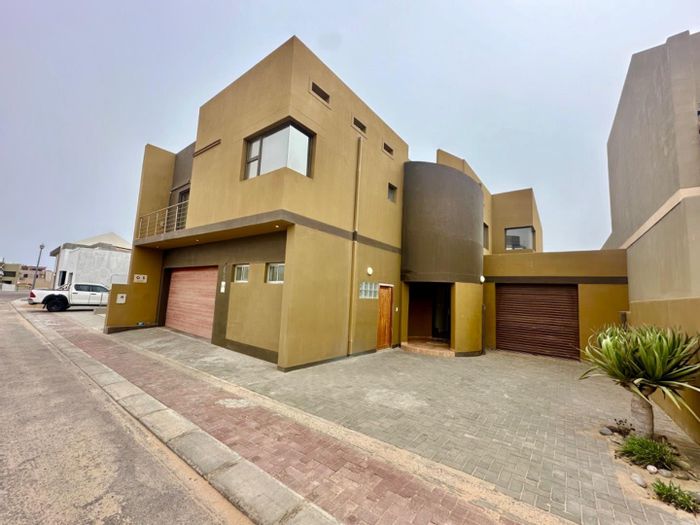 For Sale: 4-Bedroom House in Long Beach with sea views and outdoor BBQ.