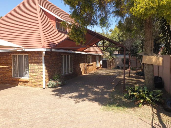 House for Sale in Boksburg West: 4 beds, guest house, indoor pool, squash court.